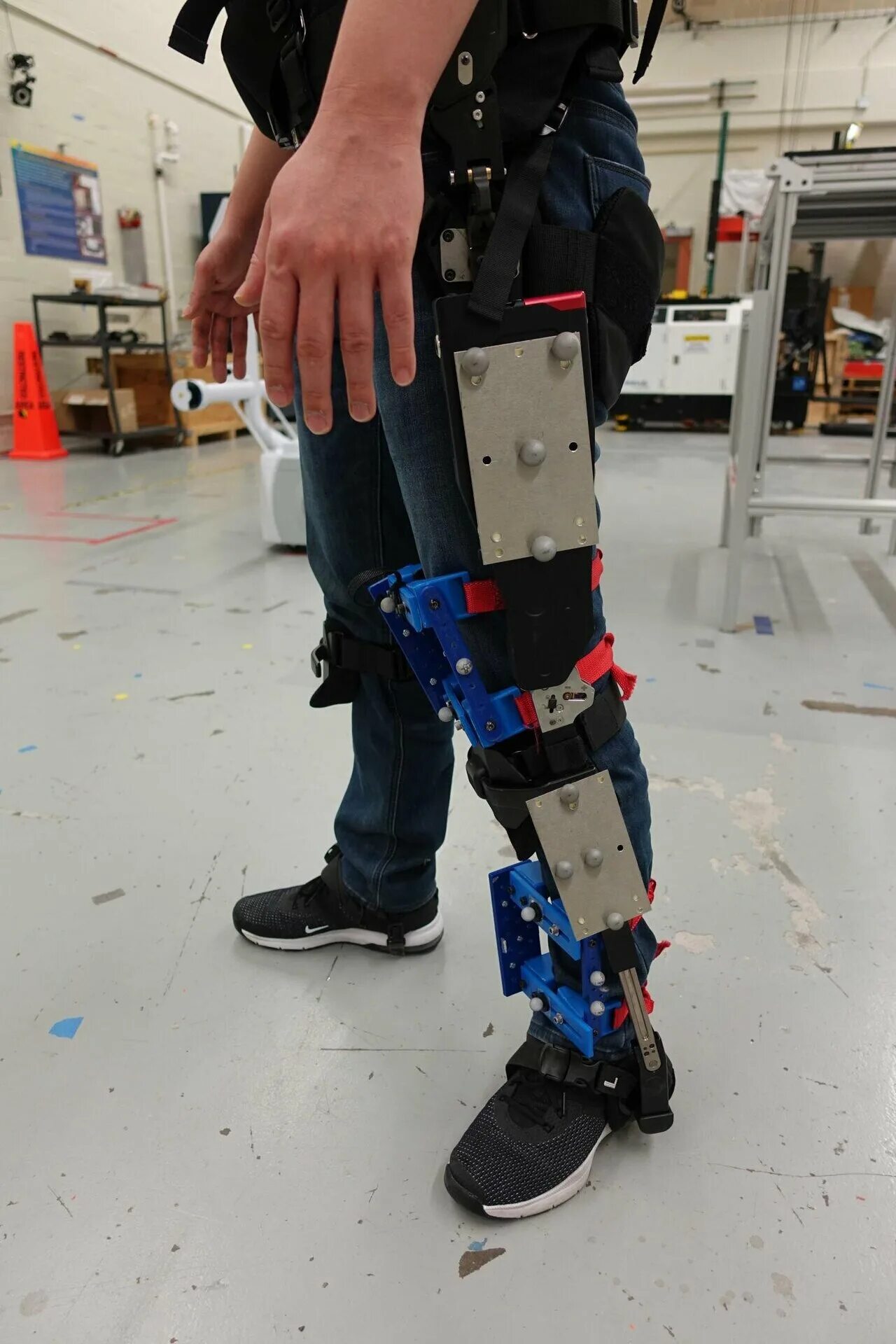 Варианты экзоскелет. Cyberdyne экзоскелет. экзоскелет suitx max. экзоскелет skeletonics. raytheon экзоскелет.
