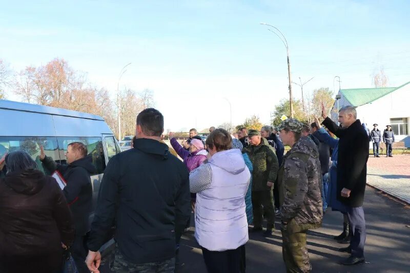 своих не бросаем донбасс. своих не бросаем данков. своих не бросаем акция картинки. своих не бросаем плакат в поддержку. всероссийская акция своих не бросаем.