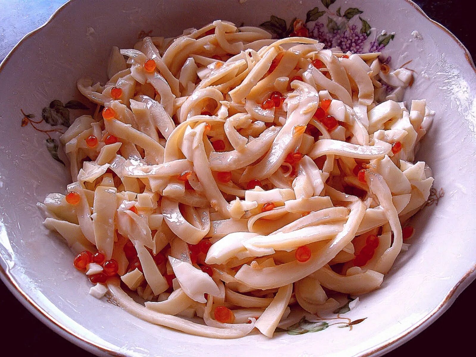 Вкусный салат с кальмарами. Салат с кальмарами и яйцом. Салат с кальмарами самый вкусный и простой. Салат. Рецепты салатов кальмаром простые и вкусные фото.