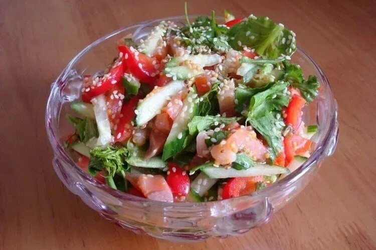 Вкусный и простой салат с рыбой. Рыба с овощным салатом. салат с малосольной красной рыбой. легкие салаты из красной рыбы.