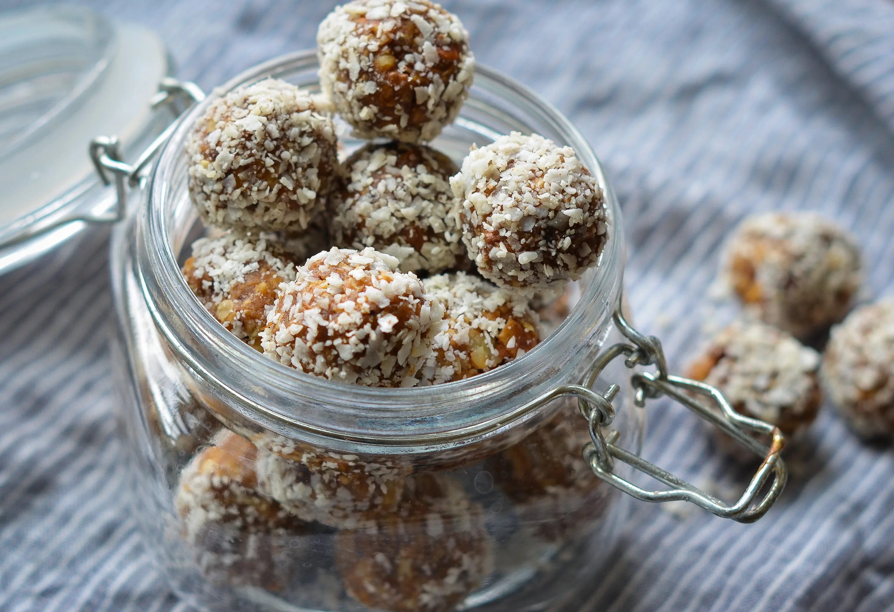 Nuts balls. Energy Oats. Milk snack. Энерджи Болл рецепт. Sweet balls Peanuts in.