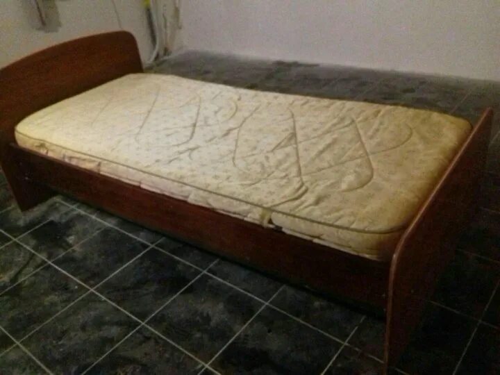 Продаже кровать б у. Кровать б/у. Кровать полуторка СССР Румыния. Кровать 131. Продажная кровать.