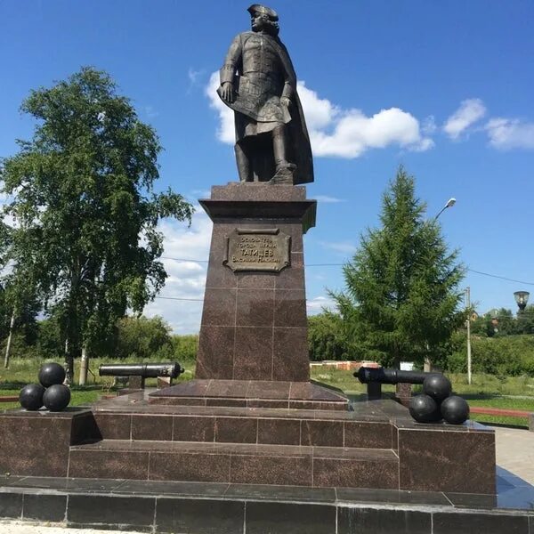 Татищев какой памятник. Татищев памятник в Перми. Памятник в н Татищеву в Перми. Памятник Василию Никитичу Татищеву.