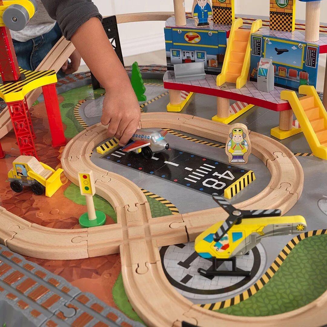 Железная дорога Кидкрафт kidkraft. Игровой набор kidkraft "транспортный хаб". Kidkraft Transportation Station Train Set and Table 17564 автотрек / железная дорога. Kidkraft стартовый набор "транспортный хаб", 17564. Что можно подарить мальчику на 6 лет