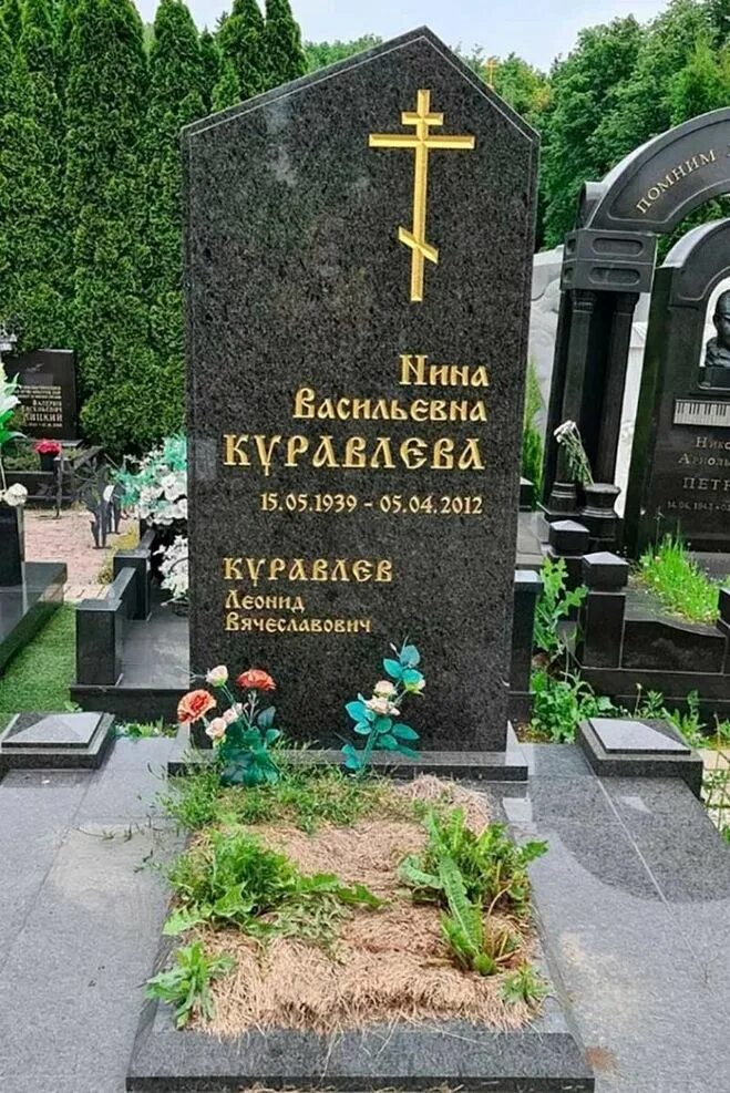 С кем рядом похоронен ширвиндт. Троекуровское кладбище Лазарев памятник.