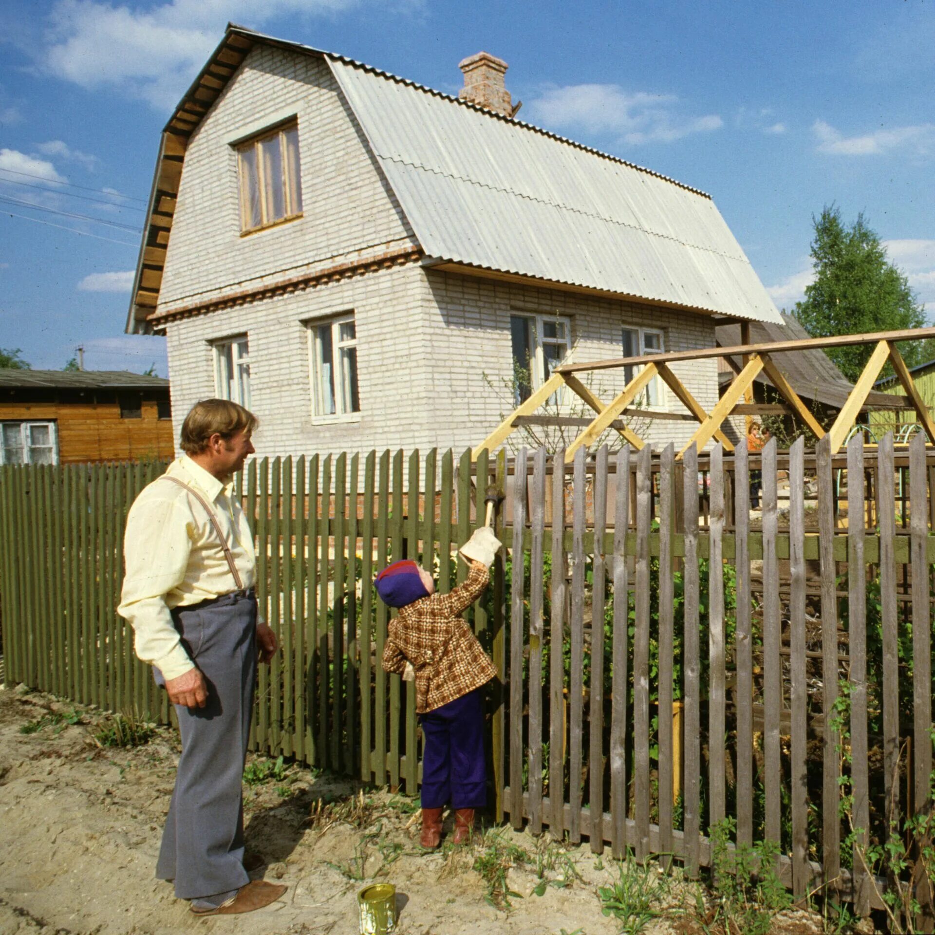 Забор между соседями. Забор между участками. Забор между соседями на даче. Забор на дачу между соселями.