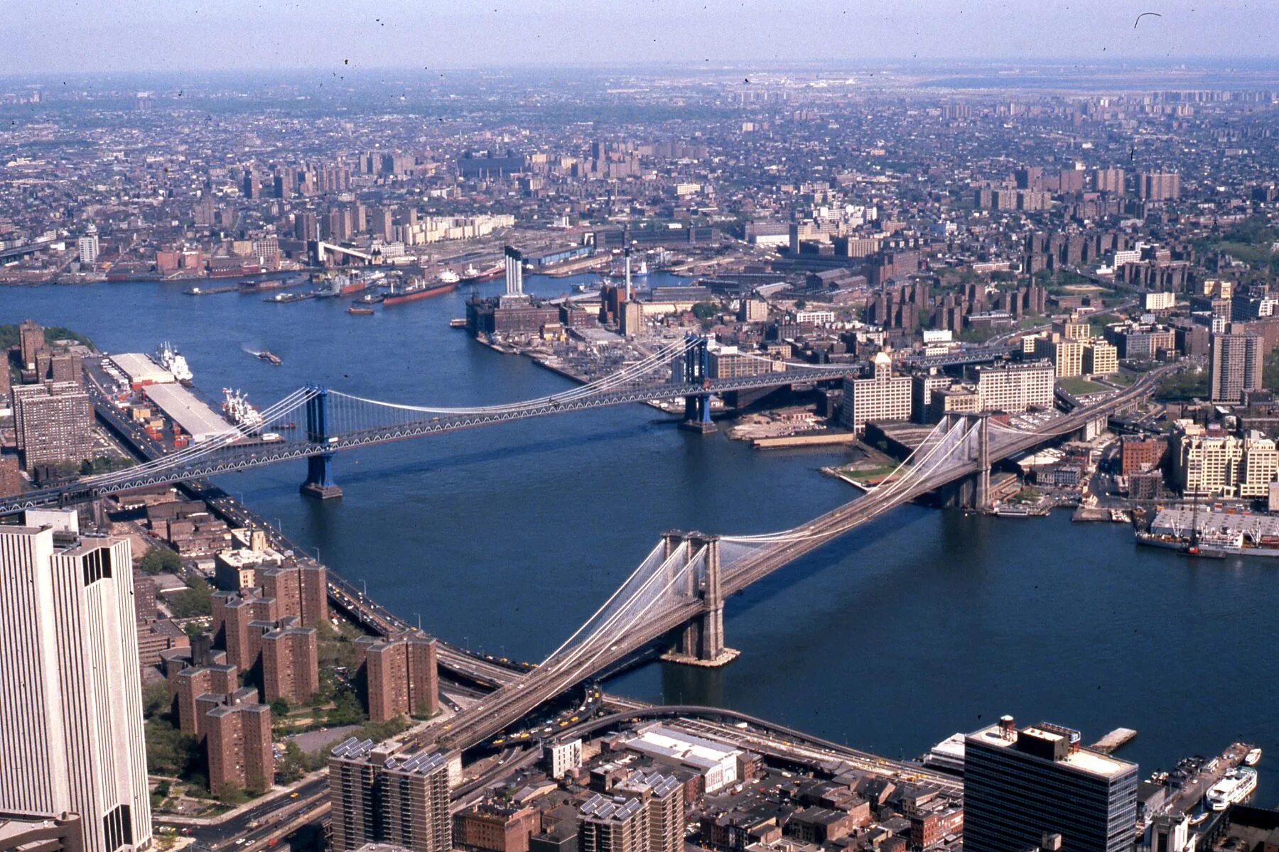Сколько мостов в америке. Ист-Ривер в Нью-Йорке. Манхэттенский мост в Нью-Йорке. Ист Ривер мосты Нью-Йорк. Бруклинский мост Нью-Йорк.