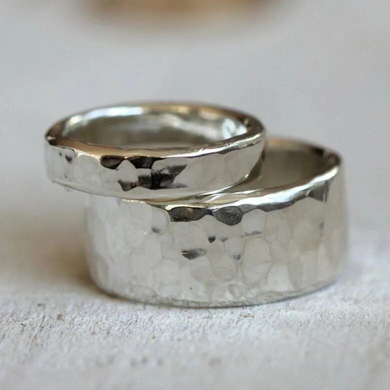 Можно ли серебряное обручальное кольцо. Кольца обручальные Шепард. Обручальное кольцо Джунаид. Серебряное обручальное кольцо. Обручальные кольца серебро.