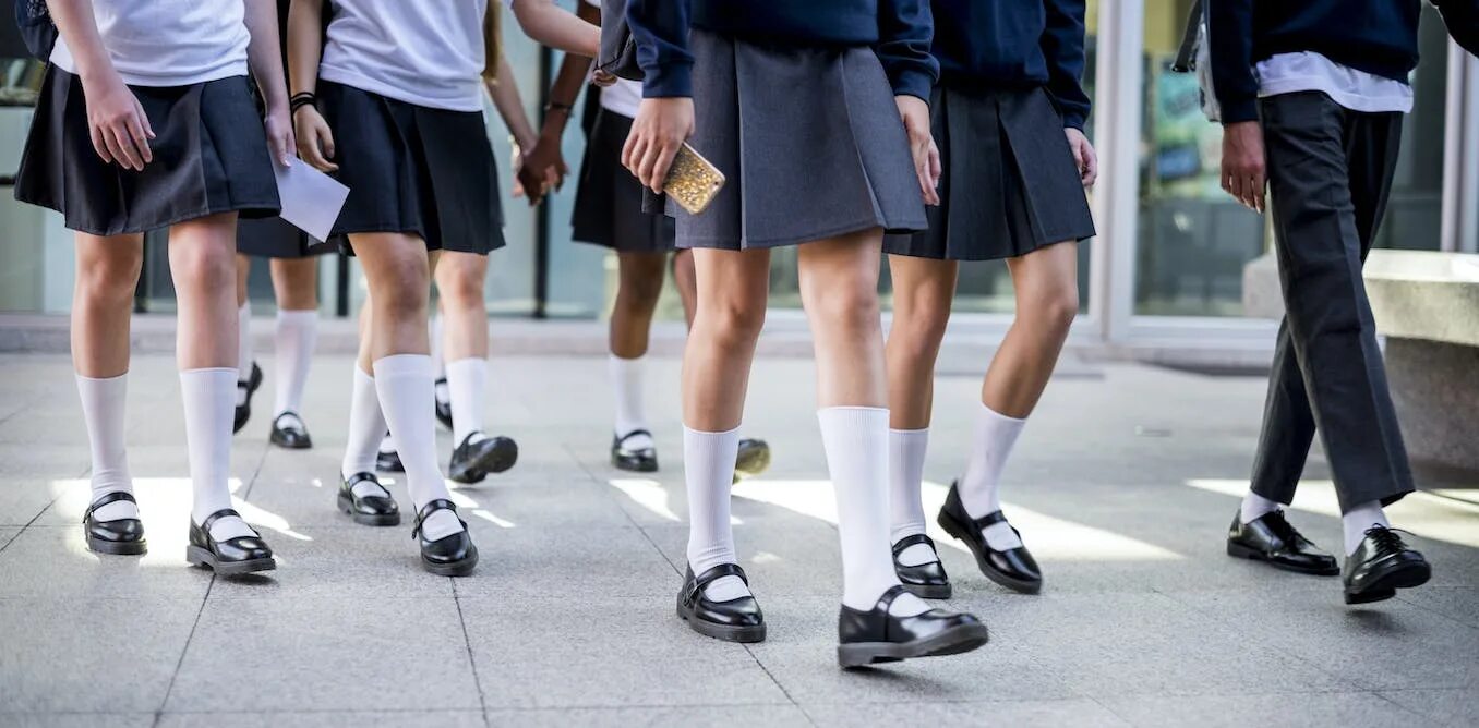 Школьная форма с кедами. Школьная форма с кроссовками. Одежда школьника. Школьная форма с кроссовками мальчики.