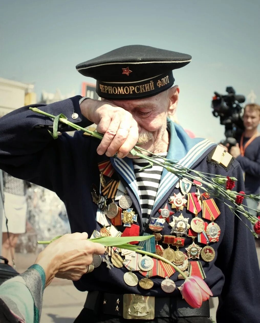 Ветераны войны 9 мая. День Победы ветераны. Ветераны плачут. Ветеран и солдат. День Победы фото.