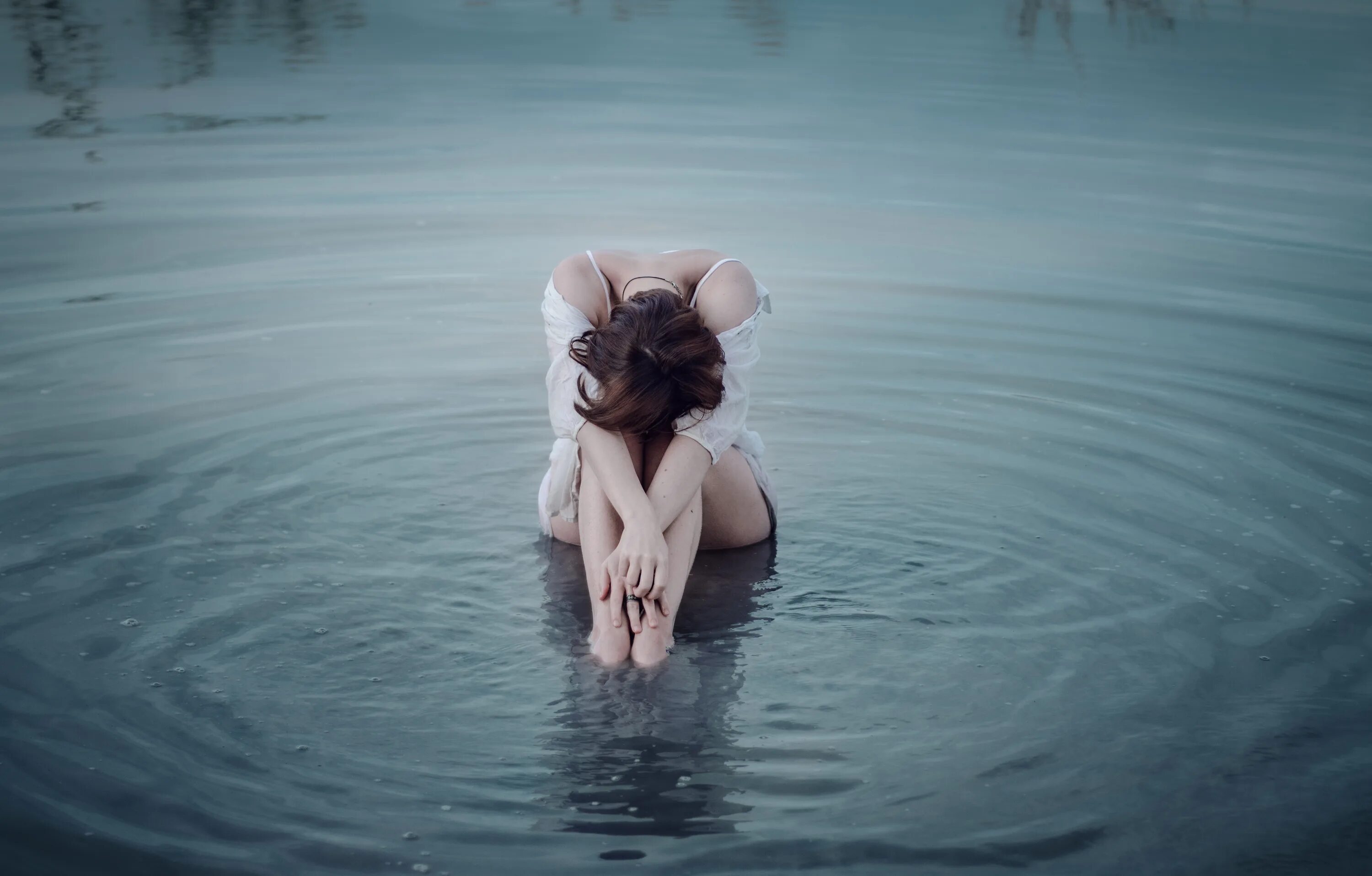 Изелин солхейм. Девушка сидит в воде. Девушка у реки. Девушка в воде. Георгий чернядьев фотограф.