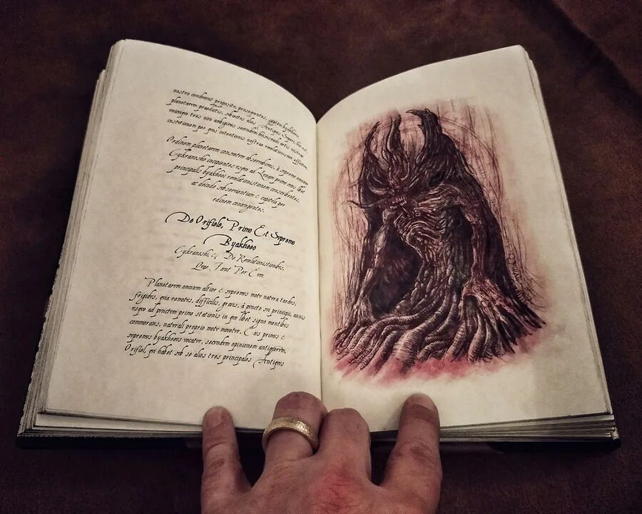 Аль азиф некрономикон иллюстрации. Книга червя некрономикон. Некрономикон аль азиф оригинал. Некрономикон лавкрафт гримуар. Некрономикон саймона лавкрафт.