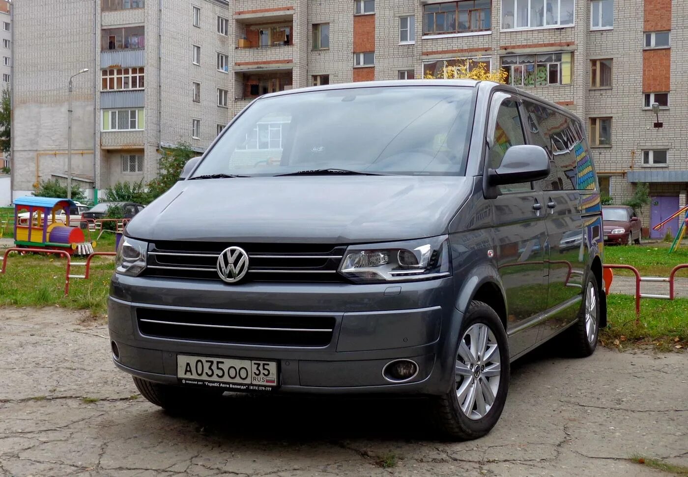 Купить фольксваген мультивен на авито. Volkswagen Multivan 2010-2011 гос номера. Volkswagen 35rt. Фольксваген Мультивен черный регион 750. Фольксваген 35 2013 года.