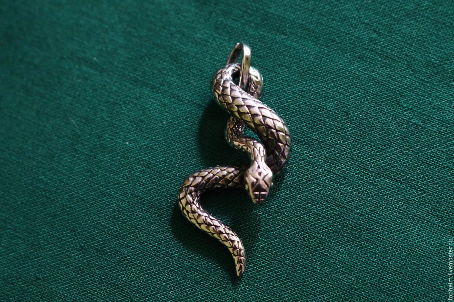Типа змейка. Слизерин зеленый серебряный змея. Кольцо со змеей Слизерин. Кулон змея. Кулон со змеями.