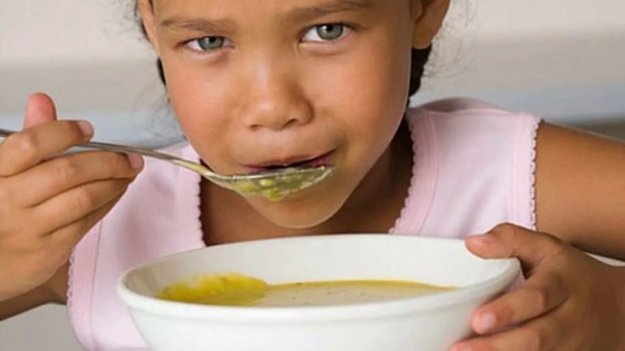 Есть суп на ночь. Ребенок кушает суп. Ест ложкой. Девочка ест суп. Человек кушает суп.