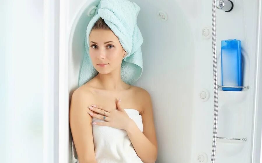 Прикрылась полотенцем. Девушка в полотенце. Девушки вполотеце. Красивая девушка в полотенце. Женщина в ванной в полотенце.