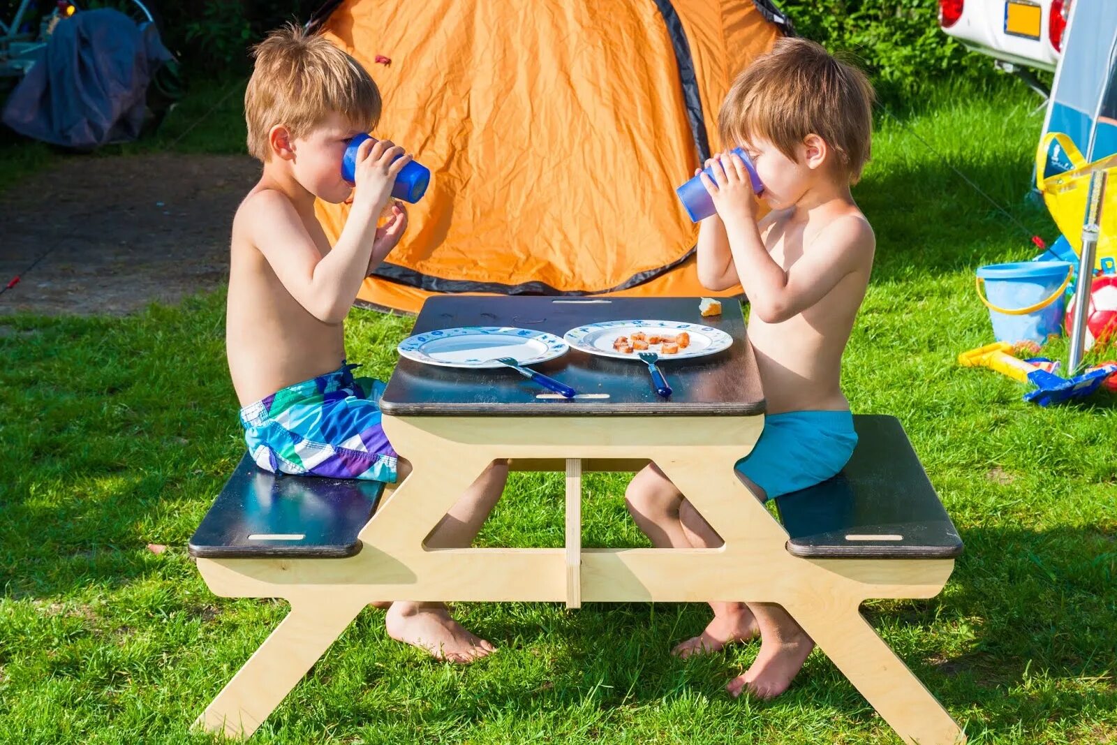 Camping boys. Поход кемпинг дети. Дети играют кемпинг. Kids in the Camp eat. Kids Summer Camp.