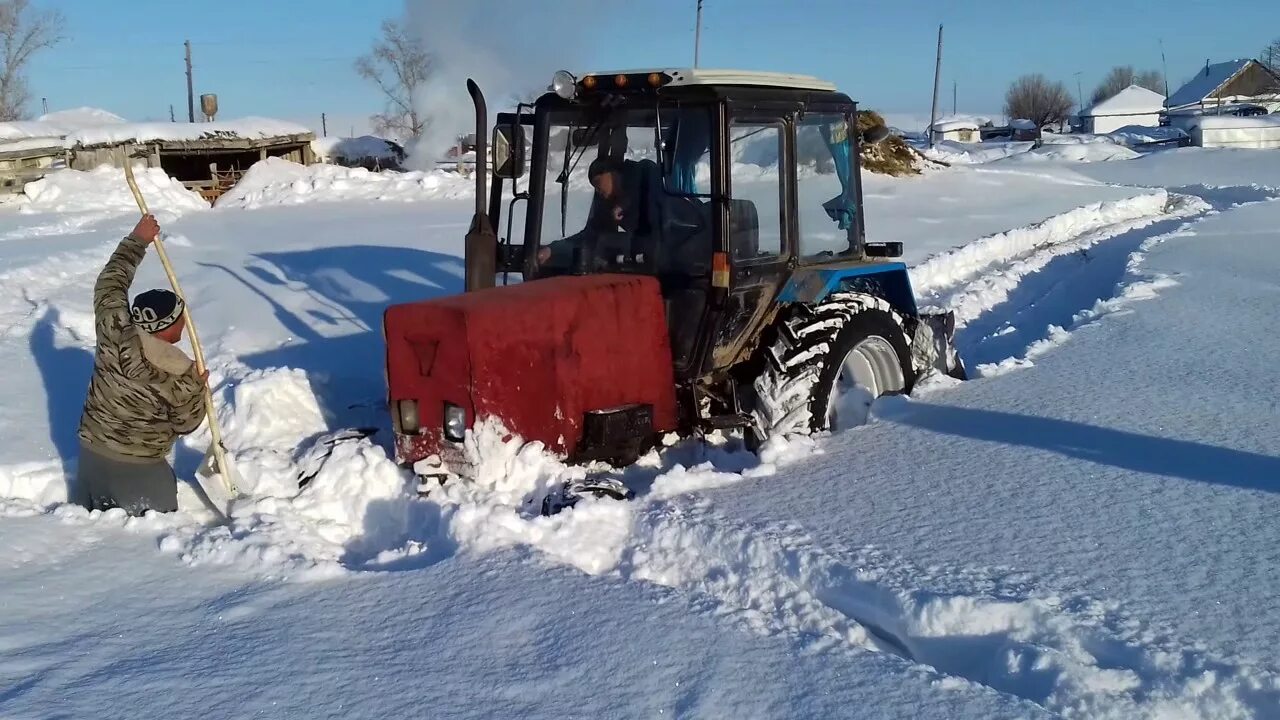 МТЗ 82 зима. МТЗ 80 зима. МТЗ 80 зимой. Трактор МТЗ 82 зима уборка. Чистить снег в деревне