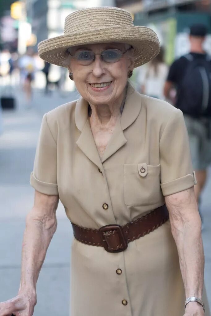 пожилая женщина в платье. пожилая женщина в кофте. герцогиня корнуольская камилла видеоконференция. старушка в шляпке. пожилая женщина в платье.