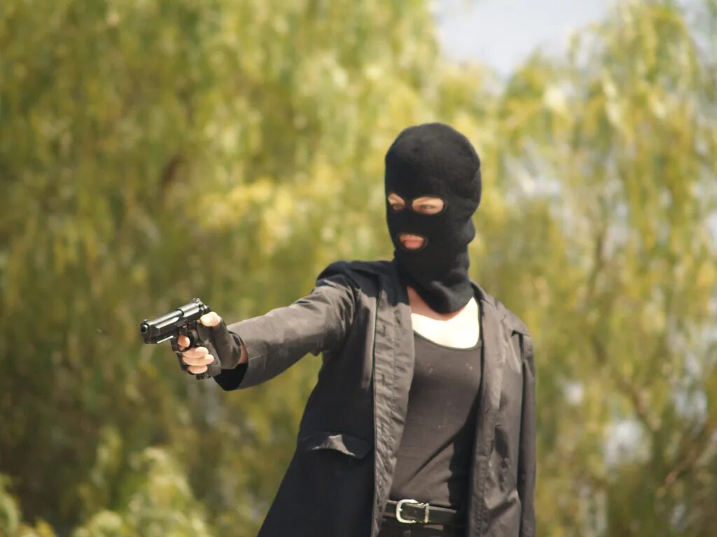 Бандит с пистолетом. Девушка в маске с пистолетом. Человек в маске с пистолетом. Чел в маске с пистолетом. Бандиты с оружием.