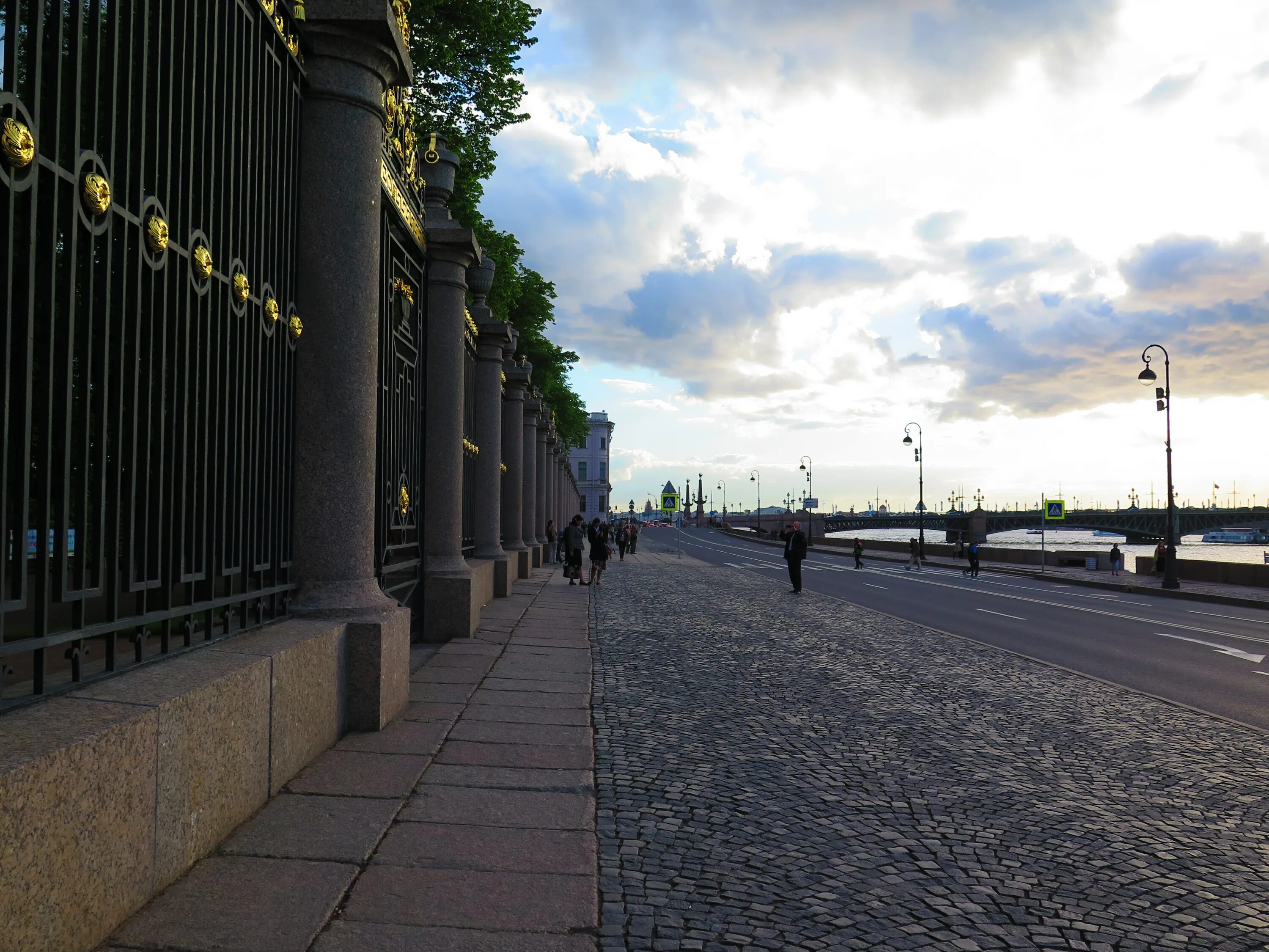 набережная реки кабан в казани. нескучный сад в москве набережная. тайницкий сад москва. ротонды александровского сада киров. шкиперский сад санкт-петербург.