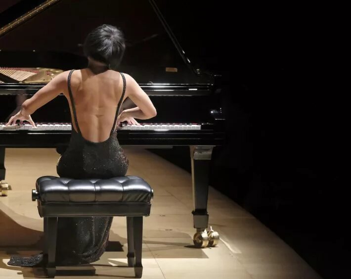 фортепиано для детей. пианист мультяшный. She is playing the piano. She is playing piano. девочка 10 лет играет на пианино фото.