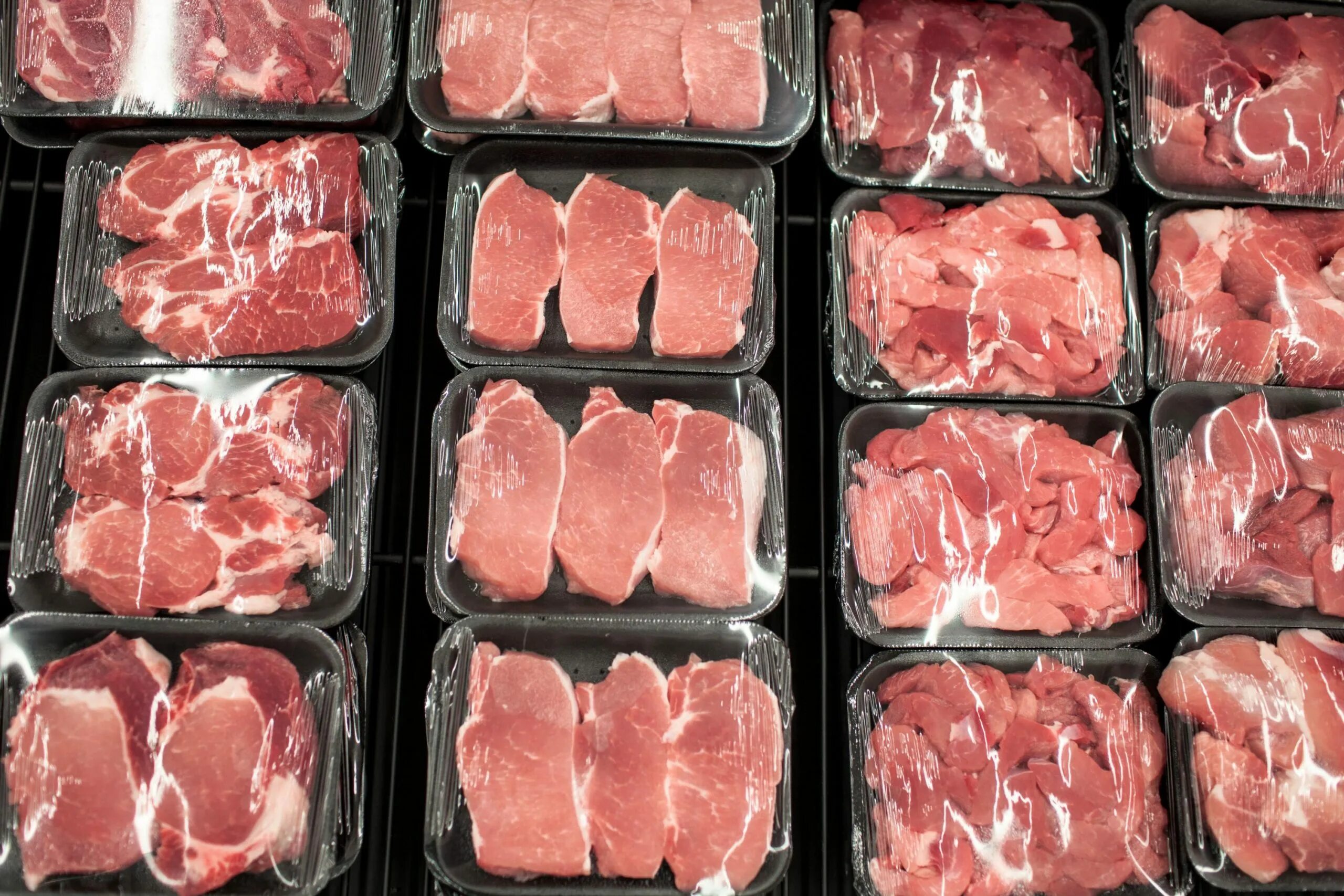Замороженное мясо купить. Мясо охлажденное упаковка. Упаковка полуфабрикатов из мяса. Фасованное мясо. Упаковка мяса в лотки.