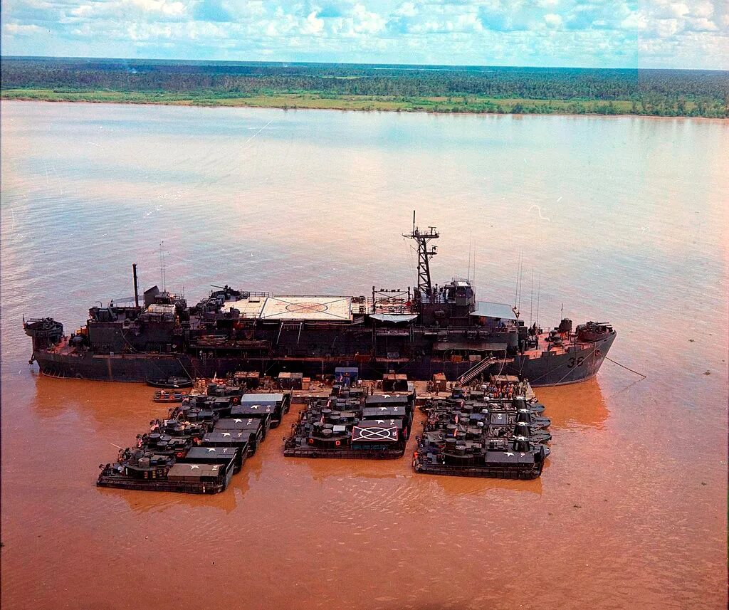 Речные силы. Речные десантные суда. Mobile Riverine Force. Mobile River Force. Riverine Force Vietnam.