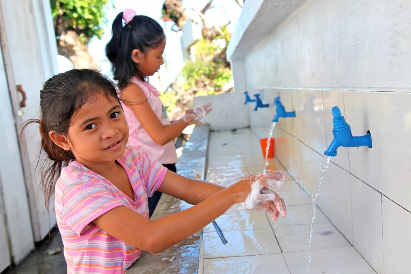 The children have washed. Children Wash. Дети моют руки Юнисефт. Ограждение ЮНИСЕФ. Африканские дети моют руки.