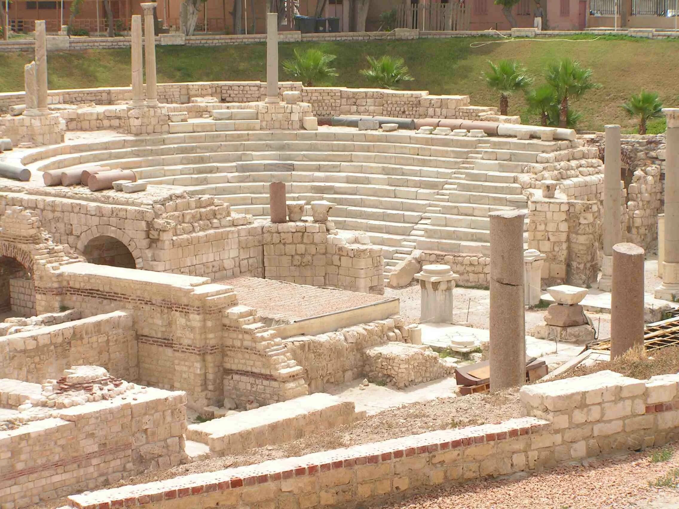 Основал город александрию. Римский амфитеатр в Александрии. Амфитеатр в Александрии египетской. Театр в древней Александрии египетской. Римский амфитеатр в Александрии египетской.