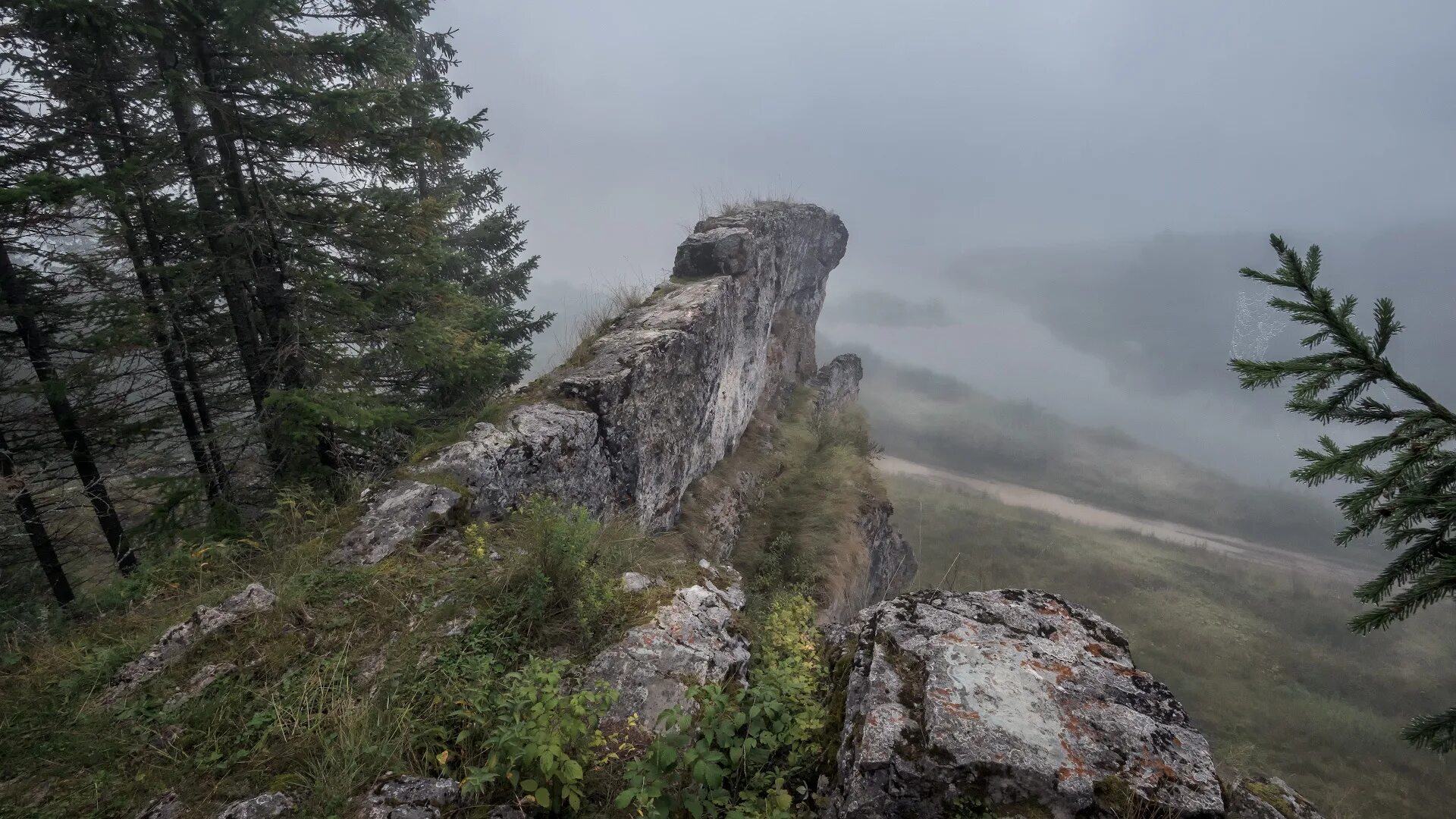 Камень гребень. Скала гребешок Кын. Скала гребешок Чусовой. Кын скалы Пермский край. Чусовая река камень гребешок Пермский край.