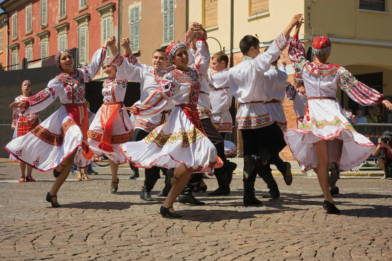 Танок. Народные танцы. Народные танцы на улице. Русские народные танцы на улице. Народные пляски.