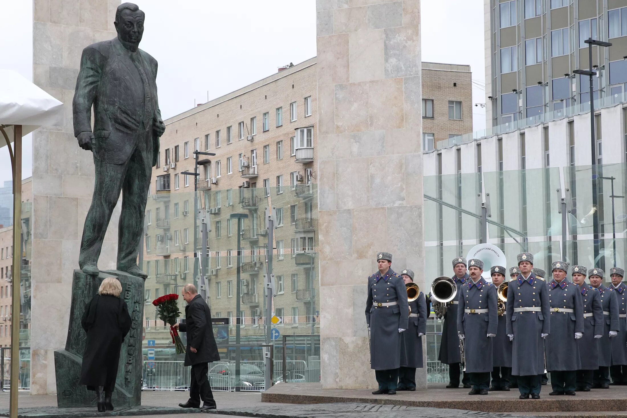 Стоять напротив парка. Памятник Примакову на Смоленской. Примаков памятник на Смоленской площади. Памятник Евгению Примакову. Смоленская площадь памятник Примакову.