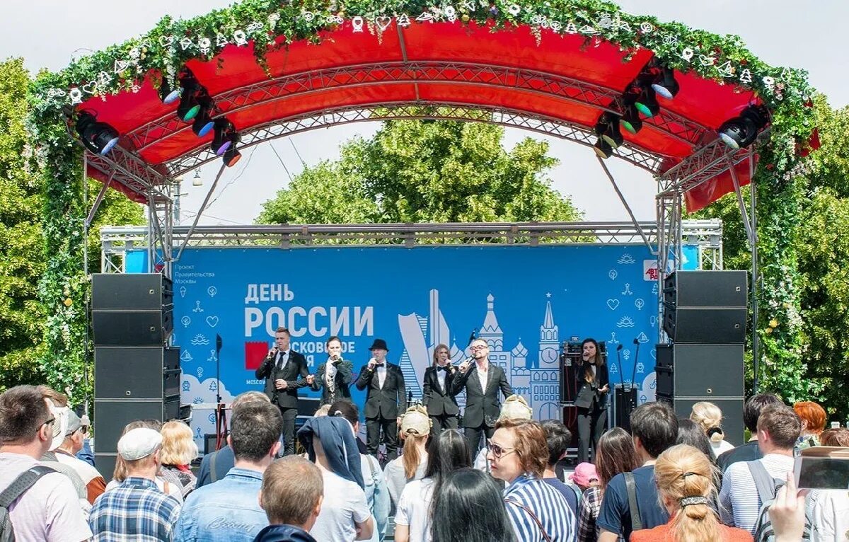 Парк горького 12 июня 2025 программа. Парк горького 12 июня. парк горького мероприятия. сцена на улице.