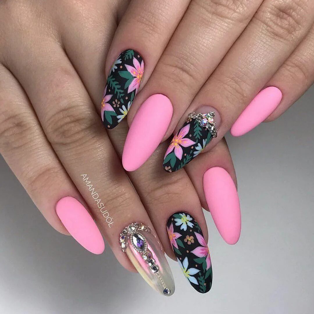 Весенний маникюр. Лавандовый маникюр. Ногти острые яркие. Яркие ногти. Яркий маникюр.