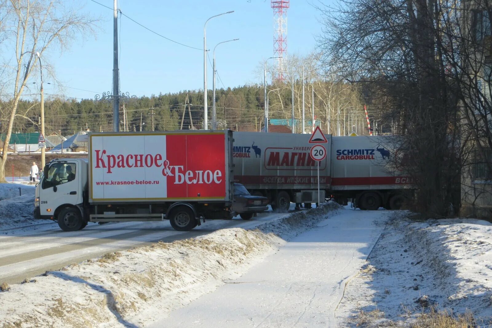 Красное белое водителем москва. Грузовик красное и белое. Красное белое водителем москва. Красные и белые. Красно белая машина.