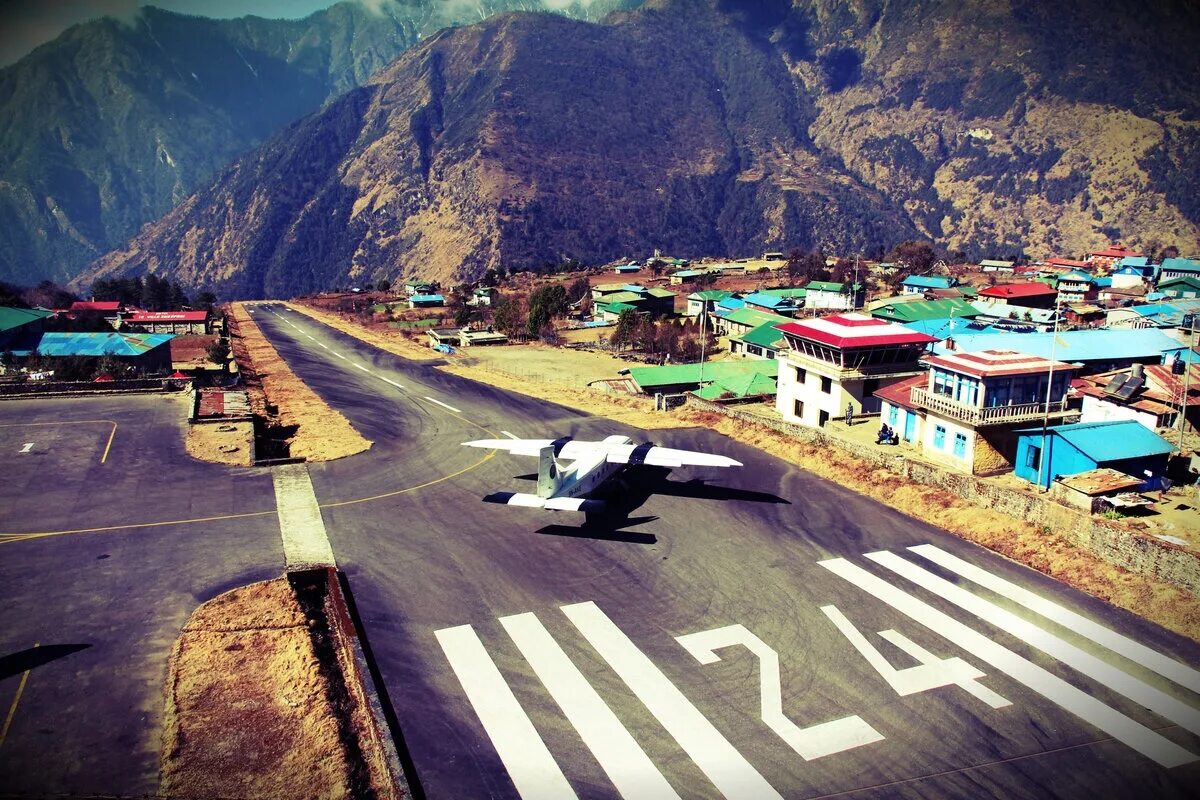 Аэропорт Лукла Непал. Аэропорт имени Тэнцинга и Хиллари. Аэропорт Тенцинг-Хиллари, Лукла, Непал. Катманду Лукла. Аэродром в скале