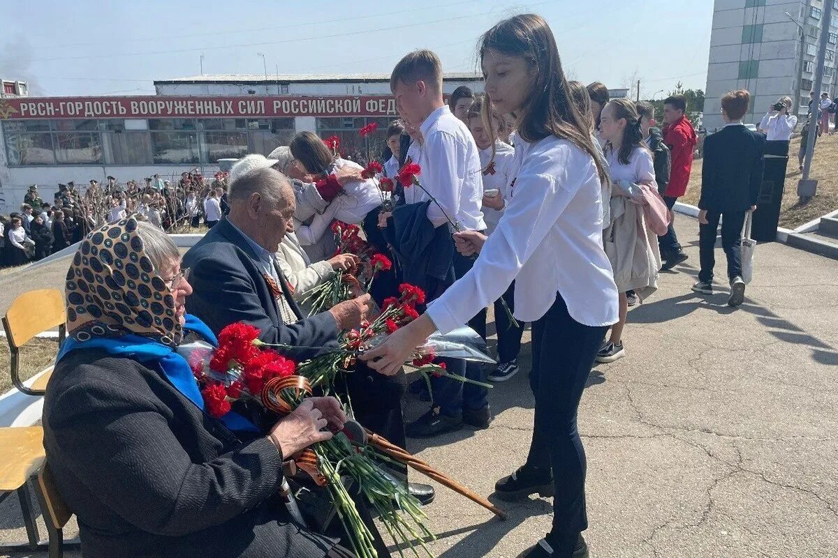 9 мая митинг 2025. Митинг 9 мая. митинг ко дню победы. город михайлов 9 мая 2025. митинг день победы школа памятник.