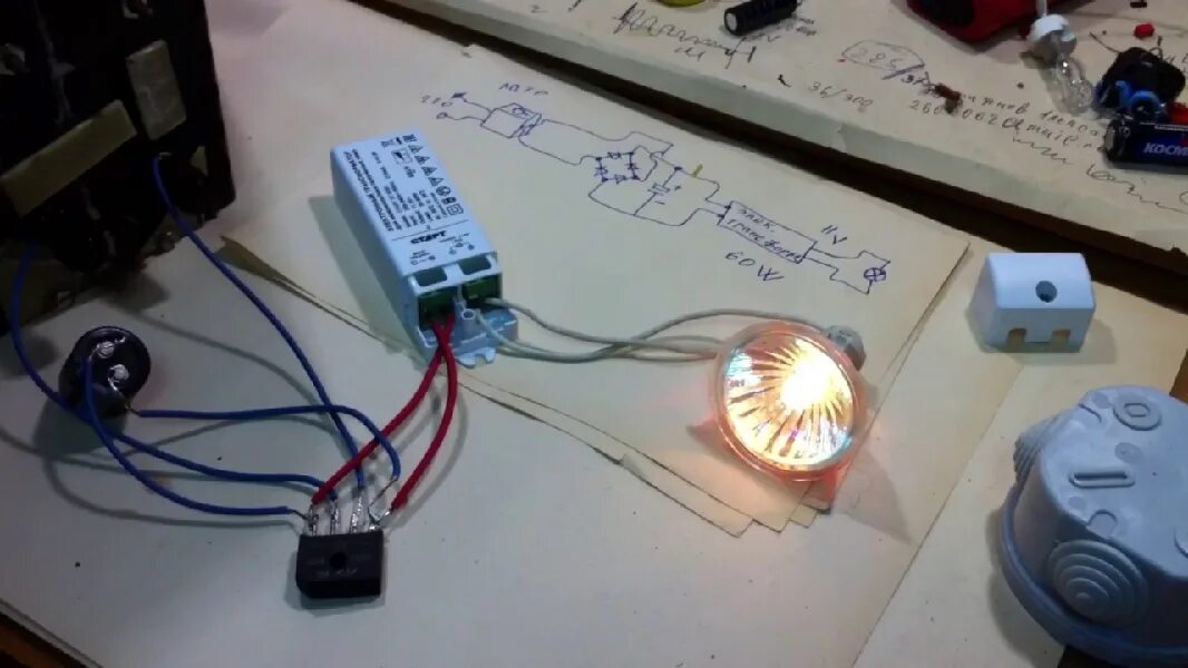 Вольт освещение. Как подключить галогеновые лампы на 12 вольт через трансформатор. Трансформатор для галогенных ламп как подключить. Подключить лампочку 12 вольт через трансформатор. Блок питания для галогенки на 12 вольт.