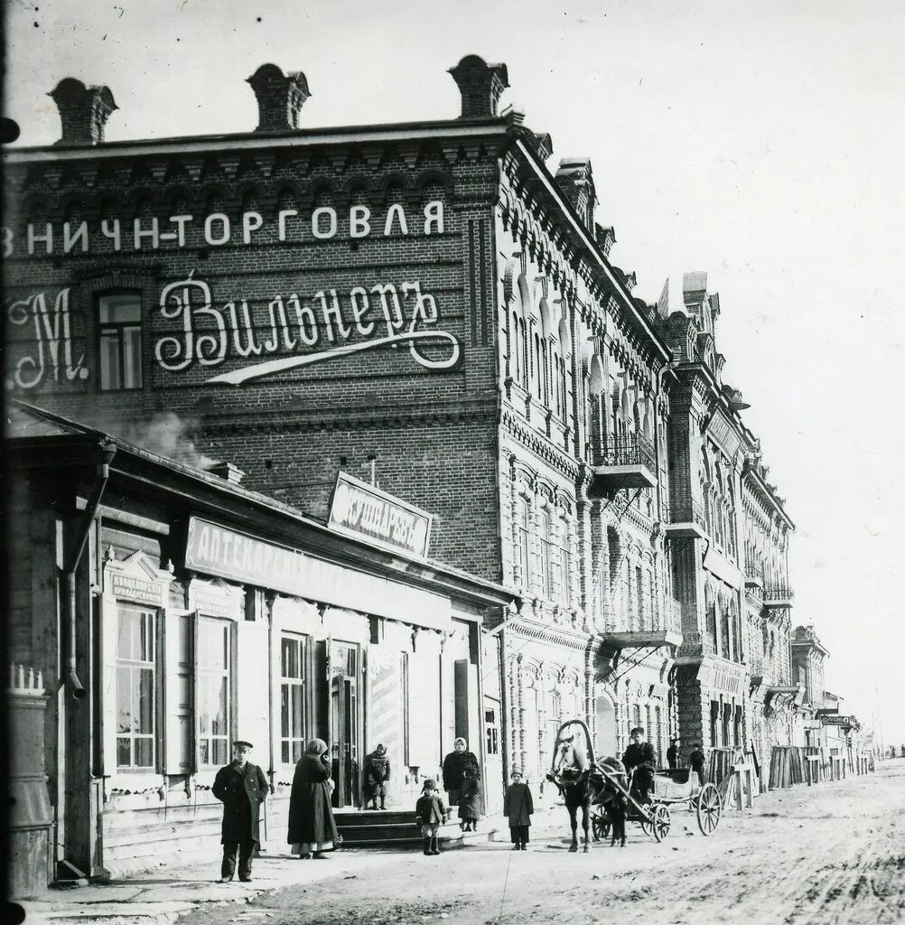 История вывесок началась давным давно. Дом Вильнера в Минусинске история. Дом Вильнера новый. Дом Вильнера в Минусинске мистика. Октябрьская 65 Минусинск.