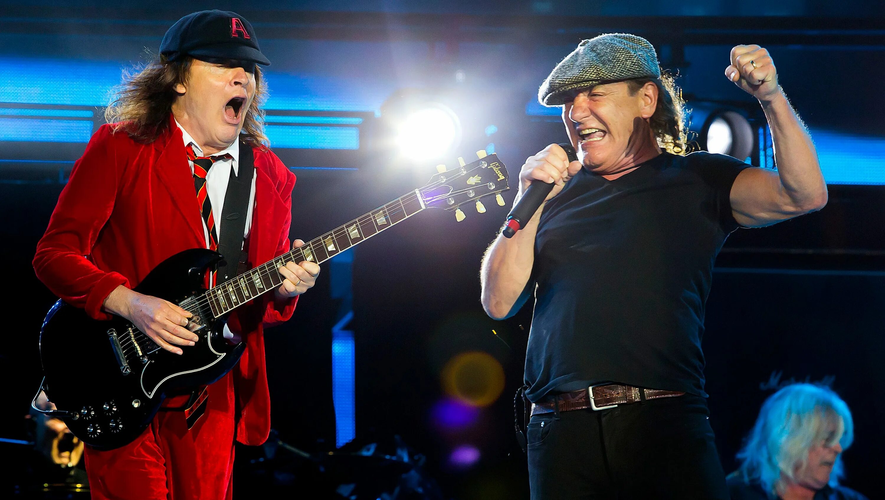 Что такое ac dc. AC/DC группа 2019. Брайан Джонсон AC/DC. Группа AC/DC 1980. AC DC Angus young 1990.