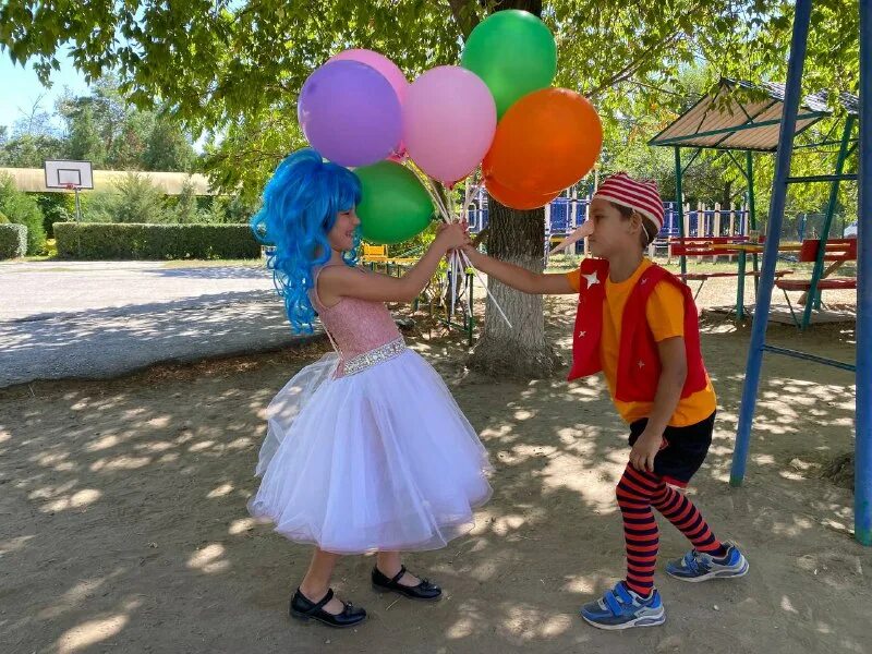 город буратино. приключения буратино в харчевне трех пескарей. приключения буратино домик мальвины. театр буратино рисунок. картина для детей сюжет буратино сказка.