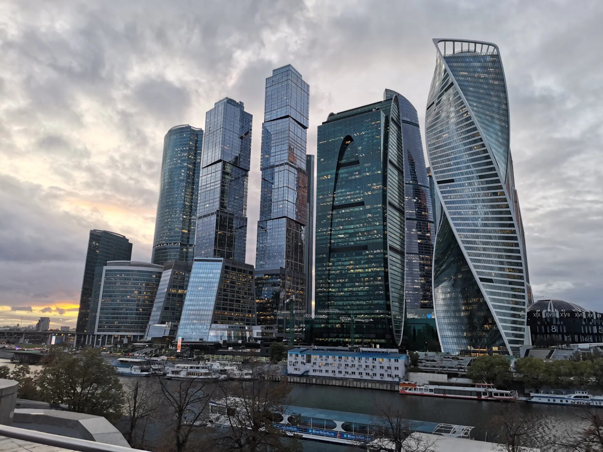 Москва Сити 8к. Москва Сити и 5 этажки. Лифт в Москва Сити. Москва Сити Меганом.