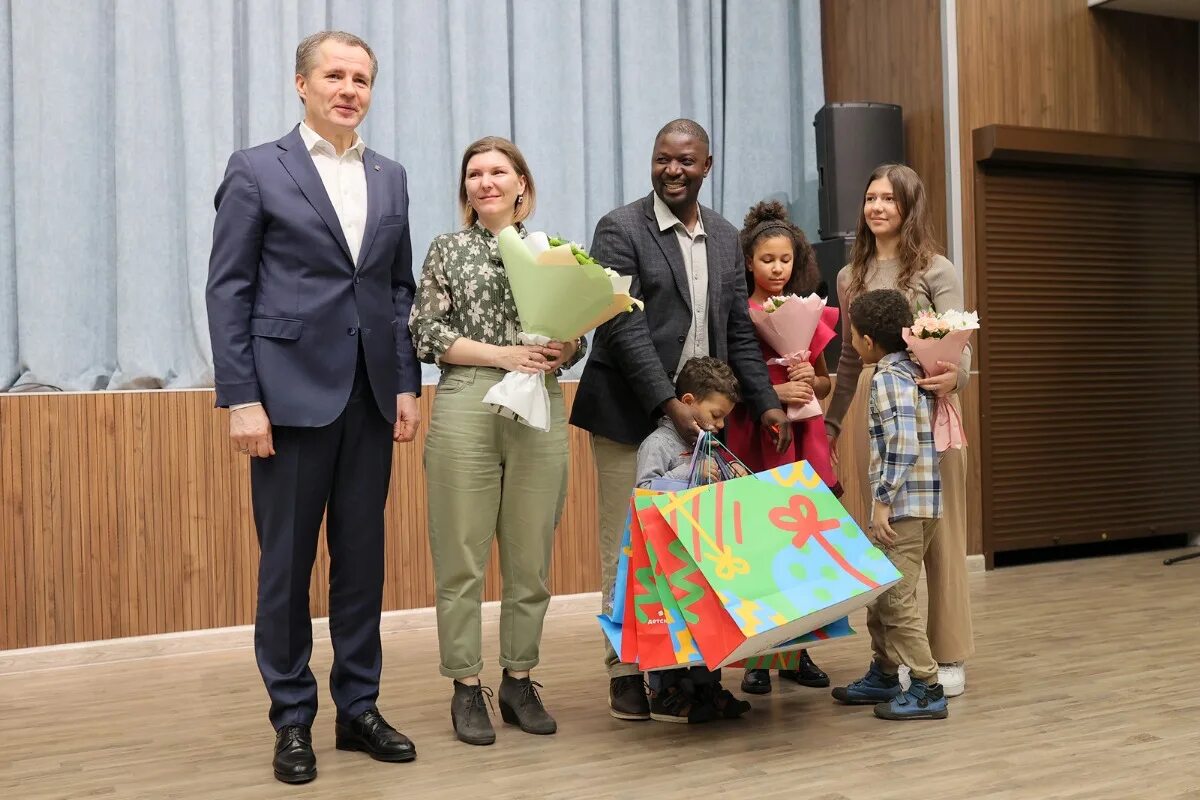 Ребенок в семье. Обеспечение жильем многодетных семей, в алатырском районе. Многодетная семья дома. Многодетные малоимущие семьи. Жилье многодетным.