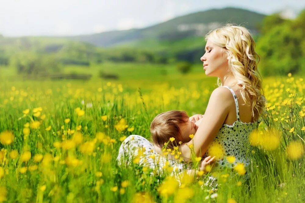 Мамы подборка. Мама с малышом на природе. Мать и дитя на природе. Мама и малыш в поле. Мама с ребенком в поле.
