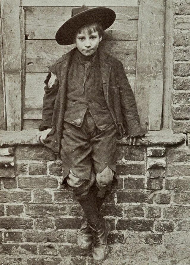 Беспризорники Лондона 19 век. Беспризорники в Англии 19 века. 19 Век Англия одежда бедняков. Мальчик Беспризорник Викторианская Англия.