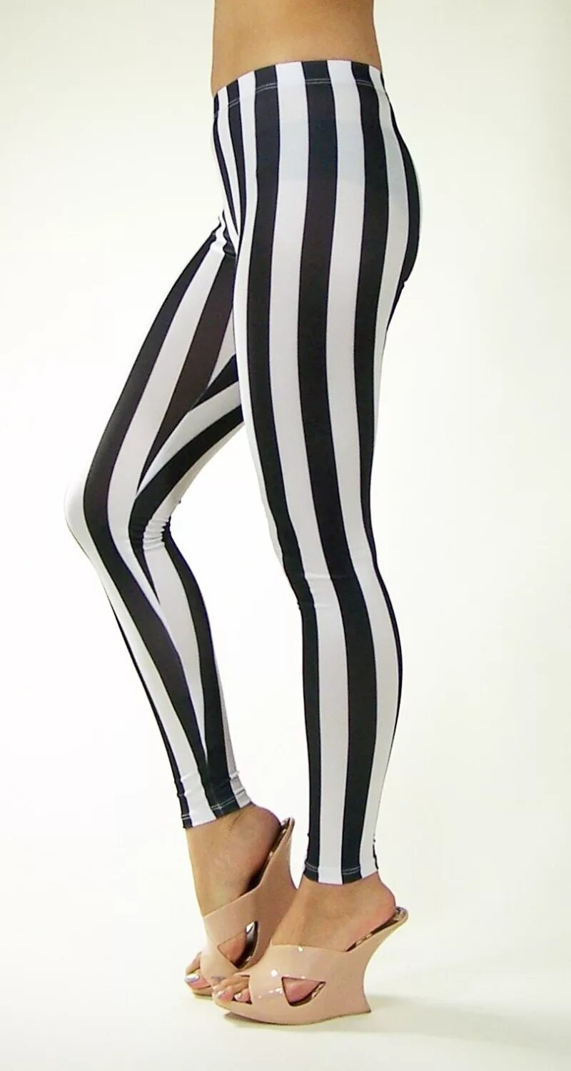 легинсы в полоску женские. легинсы в полоску. леггинсы в черно-белую полоску. легинсы полосатые женские. полосатые легинсы.