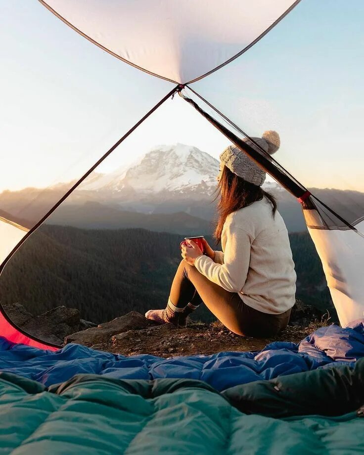 Travel camp. Красивый вид из палатки. Палатка в горах. Туризм с палатками. Красивая палатка.