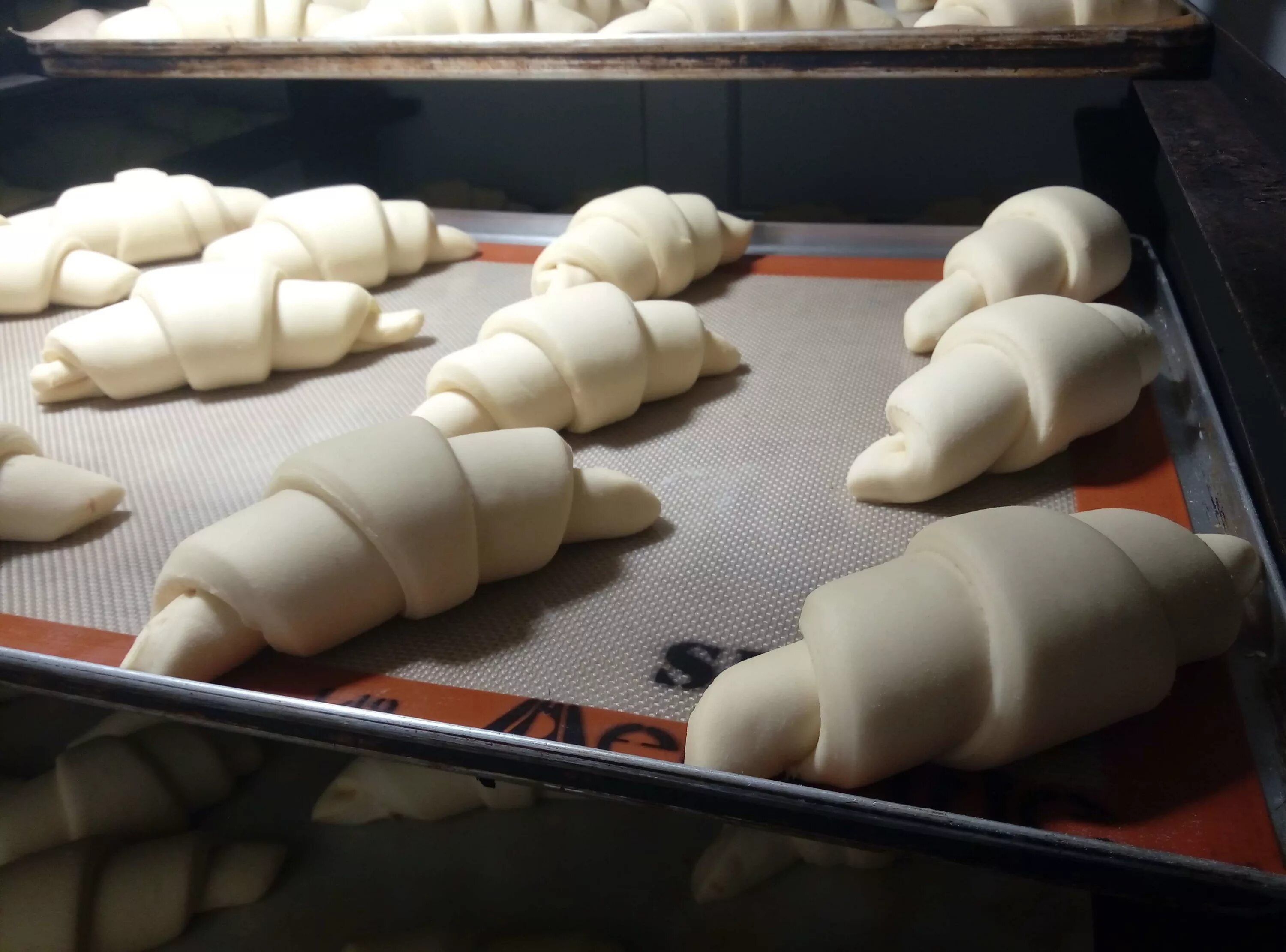 Формовка теста. Формовка теста. Ватрушки формы выпечки. Булочки на противне. Формовка теста для хлеба.