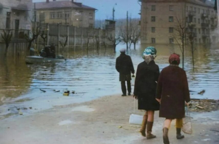 Разлив оки 2024 в калуге. Разлив Оки в Калуге 1970. Калуга 1970 год наводнение. Разлив Оки в Калуге. Самый большой разлив Оки в Калуге.